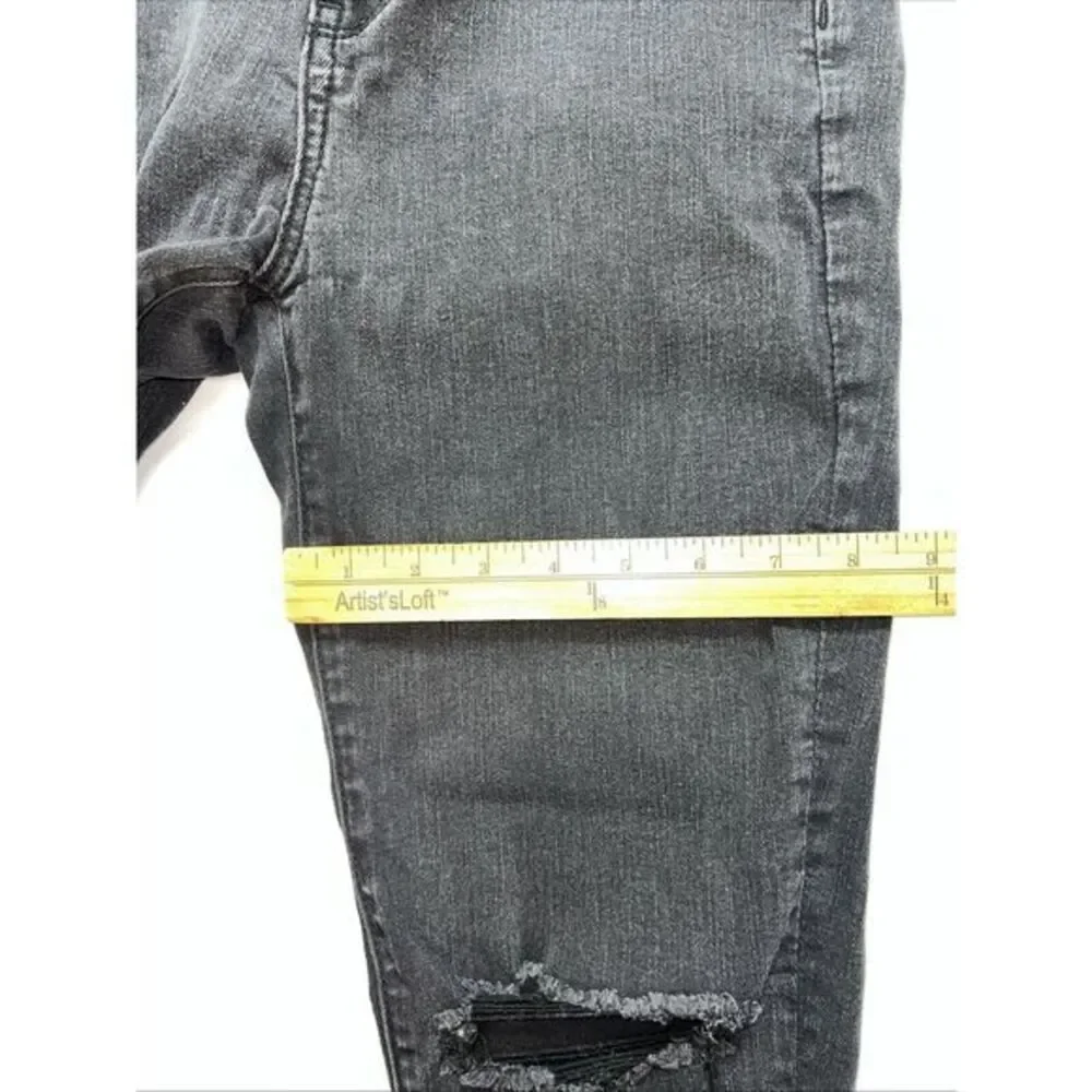 American Eagle Outfitters little pulling